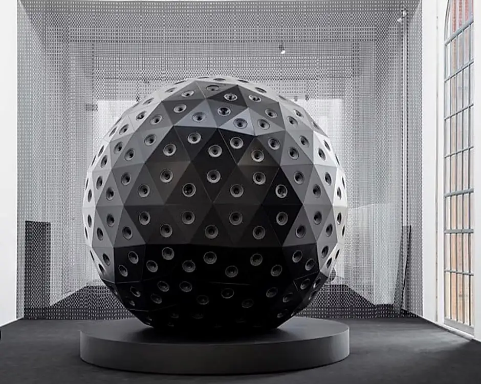 Installazione in lamiera traforata