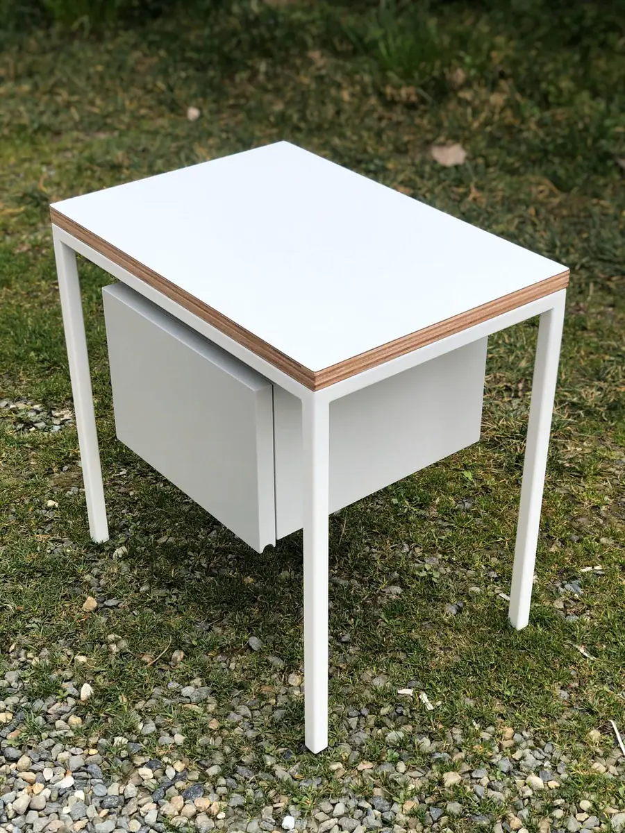 Tavolino in acciaio verniciato e legno