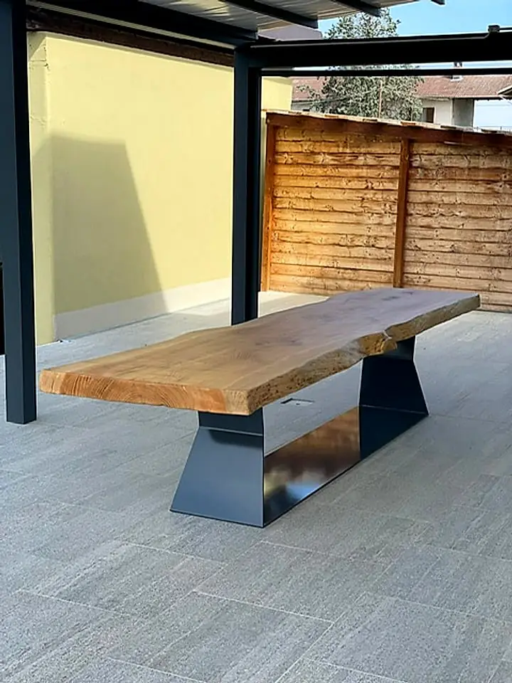 Tavolo in legno con base in lamiera